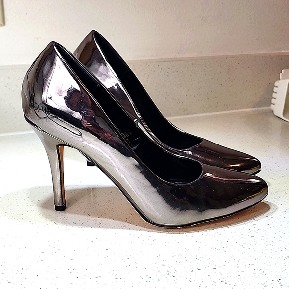 Nicole Miller New York Women's pumps, Size 7.5. - Picture 3 of 9